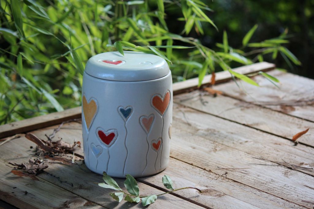 Urnes funéraires en céramique
Urne enfant "Ballons"
www.cecilejobardceramiques.com