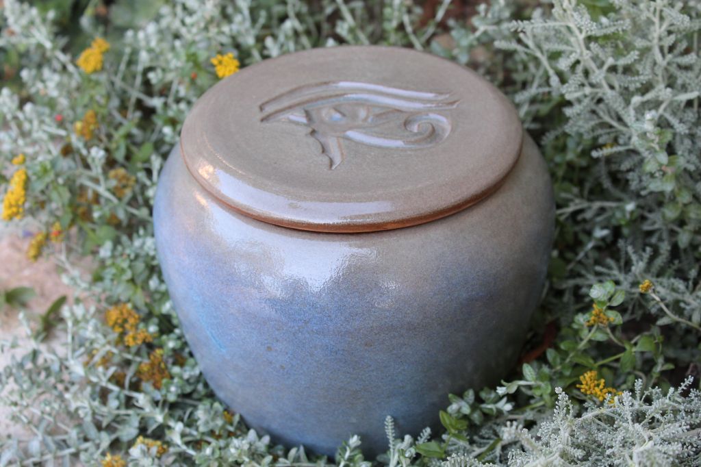 Urnes funéraires en céramique
Urne "Oeil d'Horus"
www.cecilejobardceramiques.com