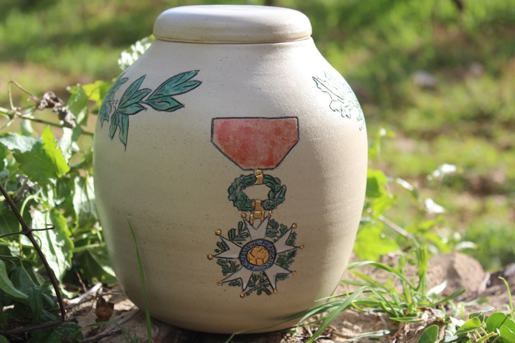 Urnes funéraires en céramique
Urne "Légion d'Honneur"
www.cecilejobardceramiques.com