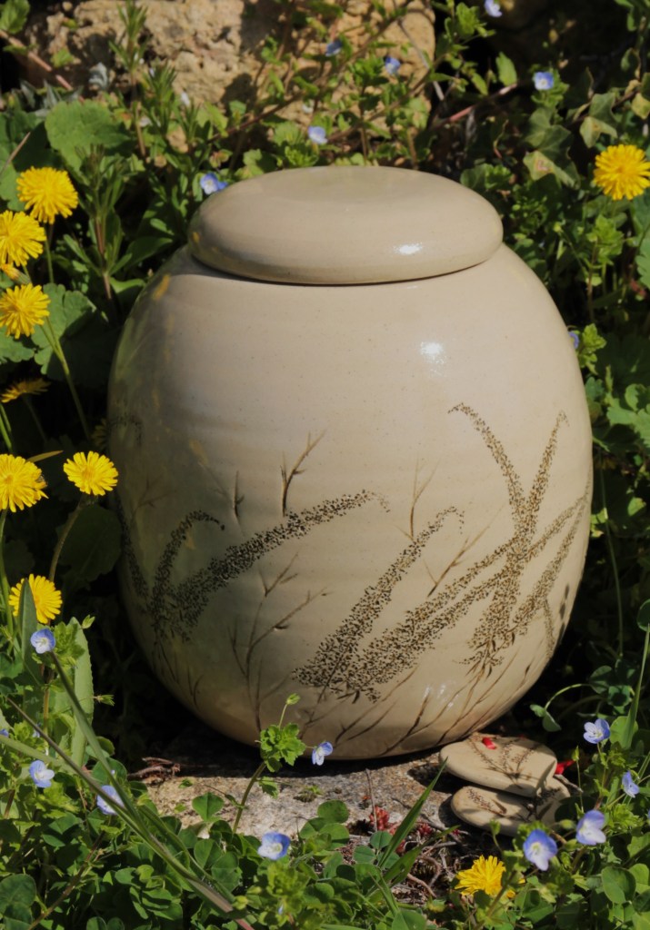 Urne "Arbre aux papillons" - 3.7 litres
Grès, décor gravé à la main, émail haute température