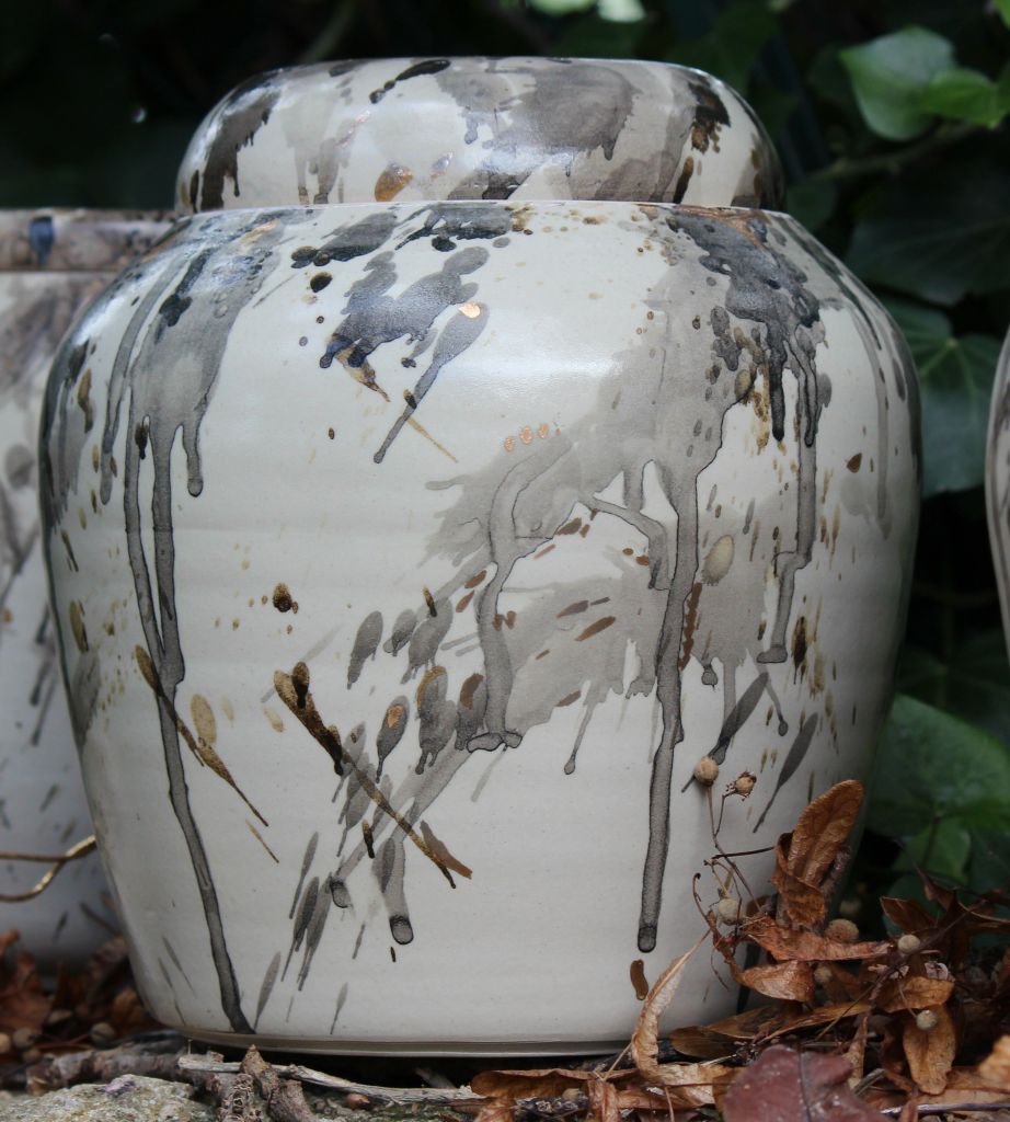 Urne "Empreintes" -  3.5 litres 
 Grès blanc, pigments noir, or en 3ème feu, émail transparent