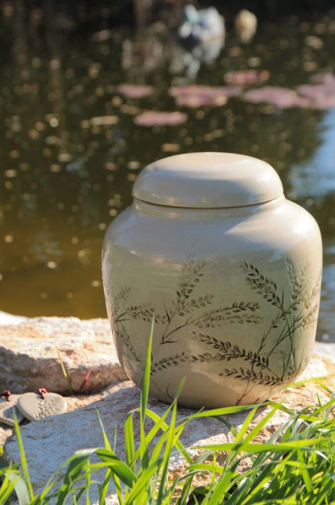 Urne "Feuillages" naturel - 3.8 litres
Grès, décor gravé à la main, émail transparent