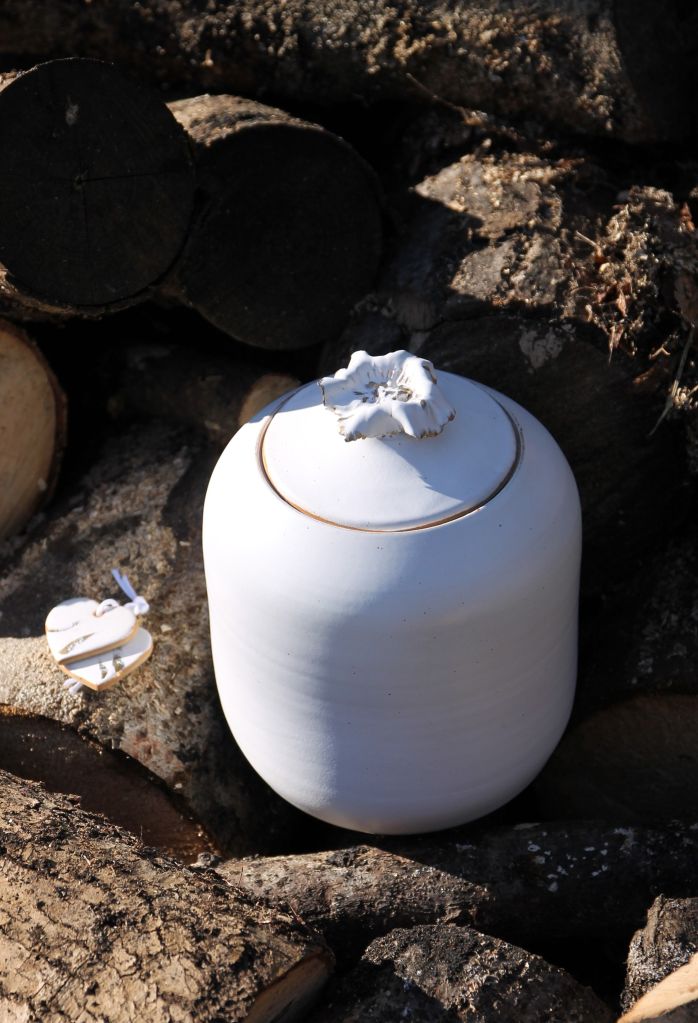 Urne "Fleur blanche" - 3.4 litres
Grès, émail satiné, réhausse d'or en 3ème feu