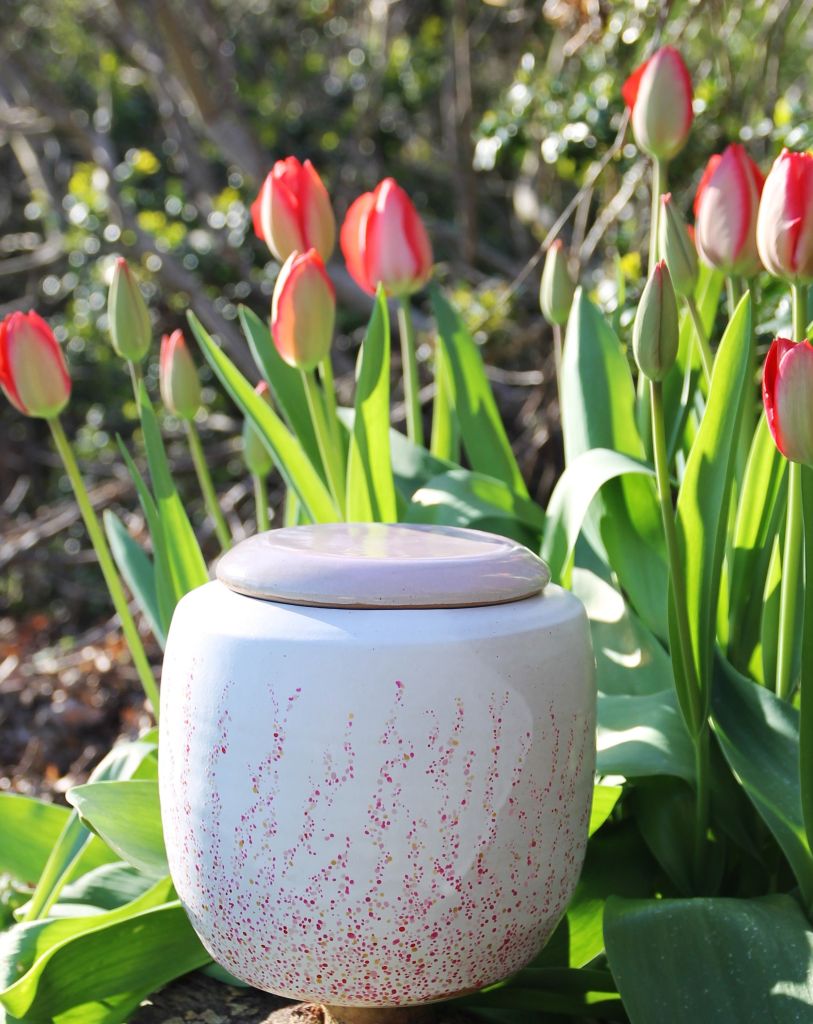 Urne "Pointillés" - 3.3 litres
Grès, émail blanc satiné, pigments roses et or